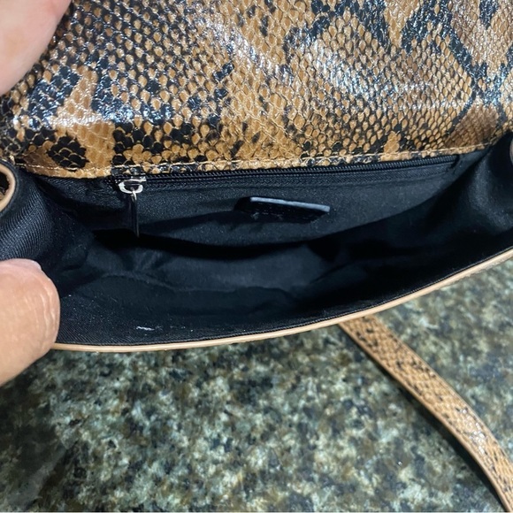 URBAN OUTFITTERS Faux Snakeskin Crossbody NWOT - Picture 4 of 12